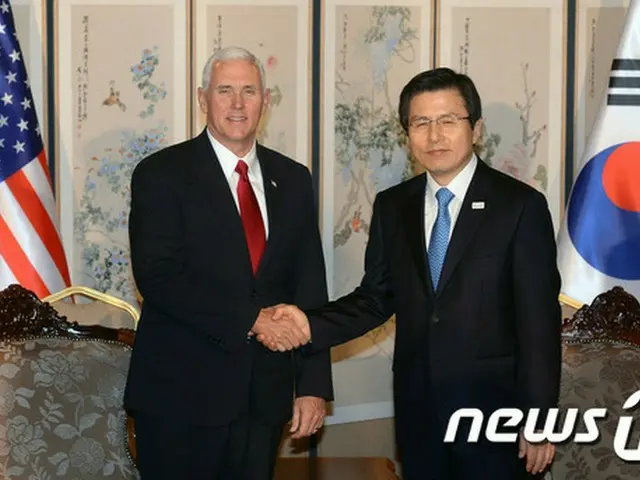 韓国の黄教安（ファン・ギョアン）大統領権限代行首相が17日午後、ソウル市内で訪韓中のペンス米副大統領と会談し、北朝鮮の核問題などについて議論した。