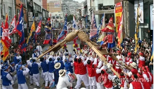 昨年の朝鮮通信使祭りで披露された韓国・安東の「車戦ノリ」＝（聯合ニュース）