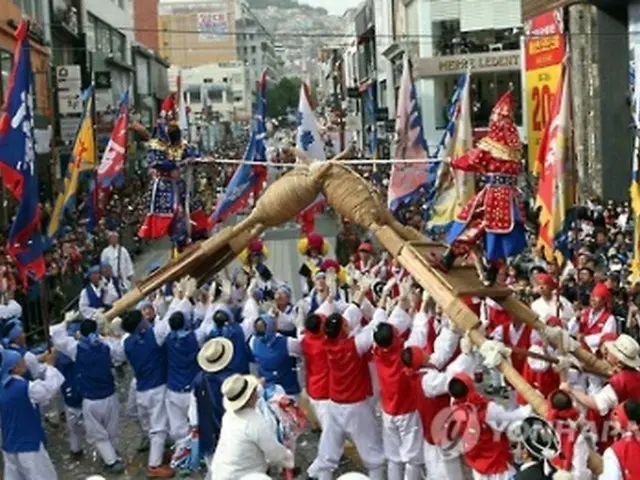 昨年の朝鮮通信使祭りで披露された韓国・安東の「車戦ノリ」＝（聯合ニュース）