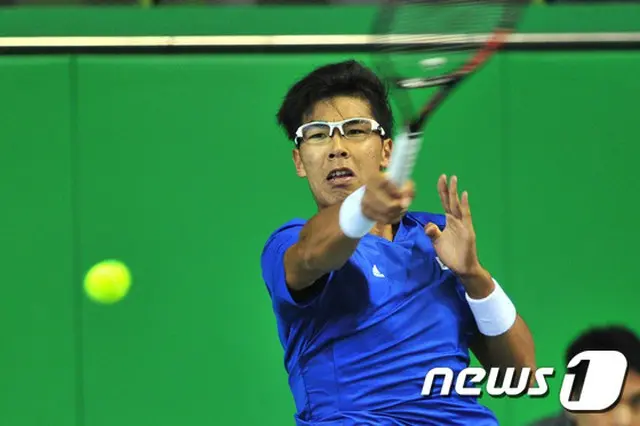 韓国男子テニスのチョン・ヒョン（世界ランキング94位、韓国体育大）が男子プロテニス（ATP）ツアー500シリーズのバルセロナ・オープン2回戦に進出した。