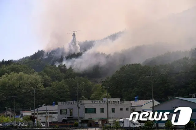 山火事消火活動のヘリコプター緊急着陸事故で1名死亡…原因は煙＝韓国（提供:news1）