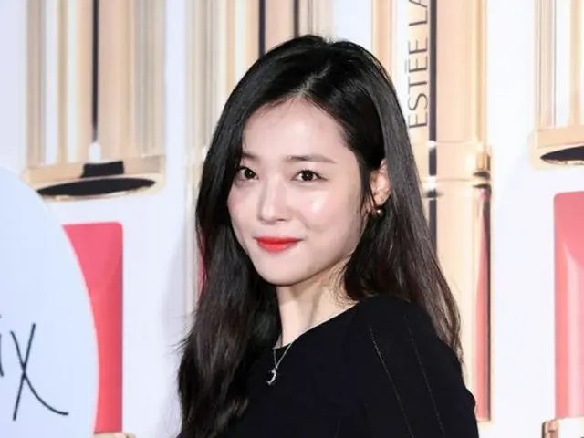 韓国の歌手兼女優ソルリ（23）がキム・ミンジュンディレクター（34）との熱愛を認めた。