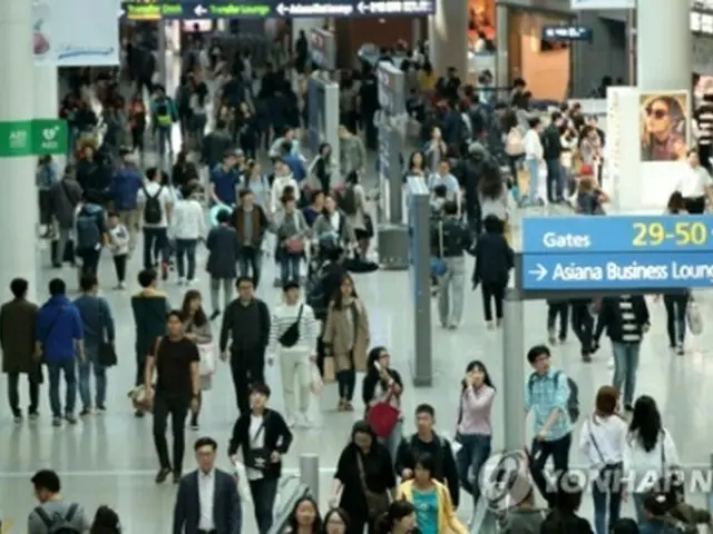 海外へ出かける旅行客らで混み合う仁川国際空港＝（聯合ニュース）