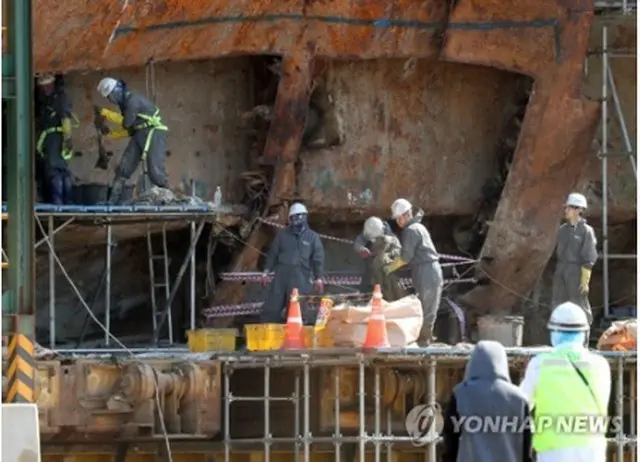 捜索作業が行われているセウォル号＝１７日、木浦（聯合ニュース）