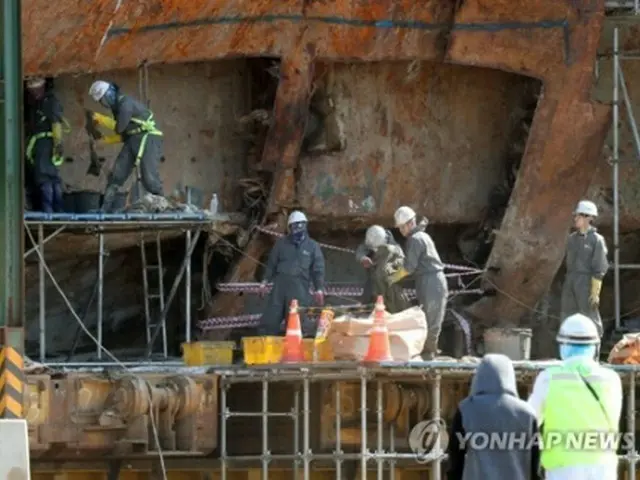 捜索作業が行われているセウォル号＝１７日、木浦（聯合ニュース）