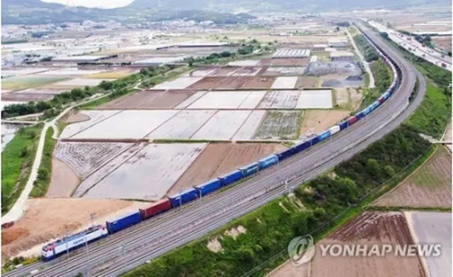 １７日に試験運行を行った韓国最長の貨物列車（コレール提供）＝（聯合ニュース）