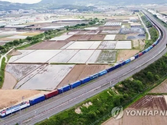 １７日に試験運行を行った韓国最長の貨物列車（コレール提供）＝（聯合ニュース）