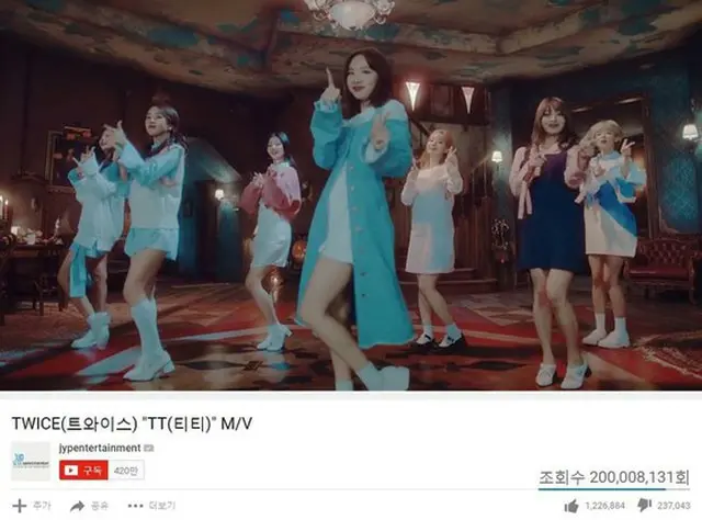 “ガールズグループ初の記録”「TWICE」、「TT」MV2億ビュー突破！（提供:OSEN）