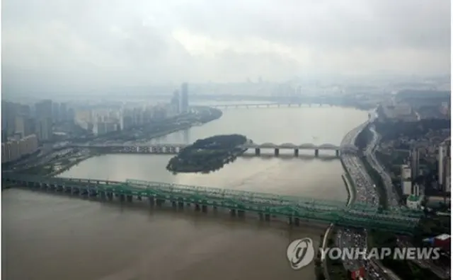 前日までは大雨だった。１０日午後、ソウル・汝矣島から見た漢江＝（聯合ニュース）