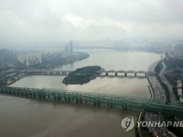 前日までは大雨だった。１０日午後、ソウル・汝矣島から見た漢江＝（聯合ニュース）