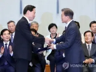 文大統領が国防相を任命　雇用労働相は辞退＝韓国