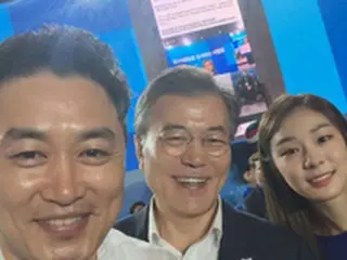 タレントのチョン・チャヌ、文大統領＆キム・ヨナとの3ショット公開「栄光の瞬間」＝韓国