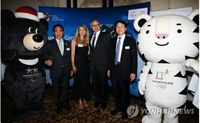 ４月にオーストリアで開催された平昌冬季五輪の説明会。両端は平昌五輪・パラリンピックのマスコット（資料写真）＝（聯合ニュース）