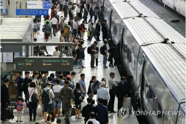 ソウル駅で列車に乗り込む帰省客ら＝２９日、ソウル（聯合ニュース）