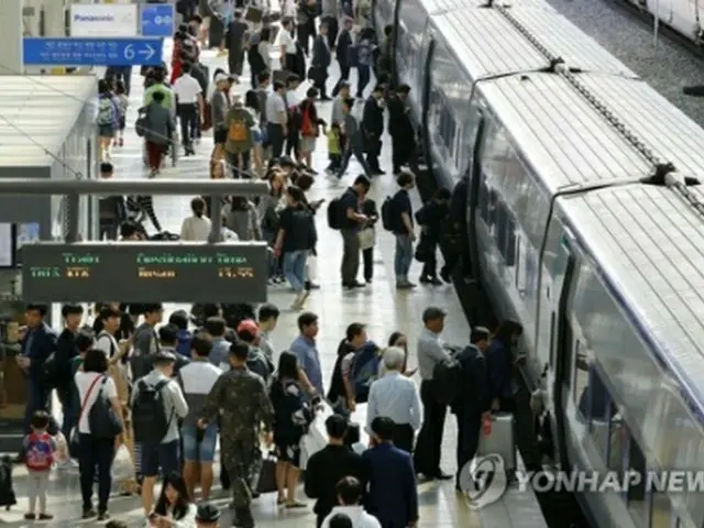 ソウル駅で列車に乗り込む帰省客ら＝２９日、ソウル（聯合ニュース）