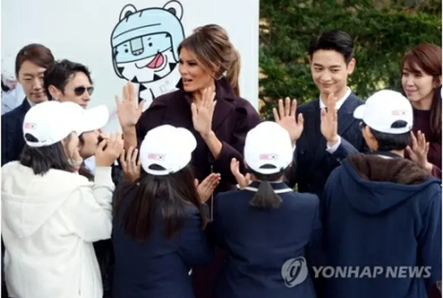 韓国の女子生徒と交流するメラニア夫人＝７日、ソウル（聯合ニュース）