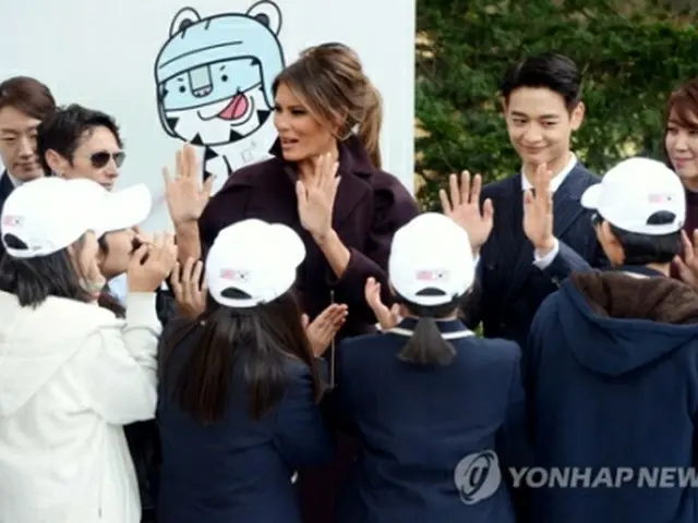 韓国の女子生徒と交流するメラニア夫人＝７日、ソウル（聯合ニュース）