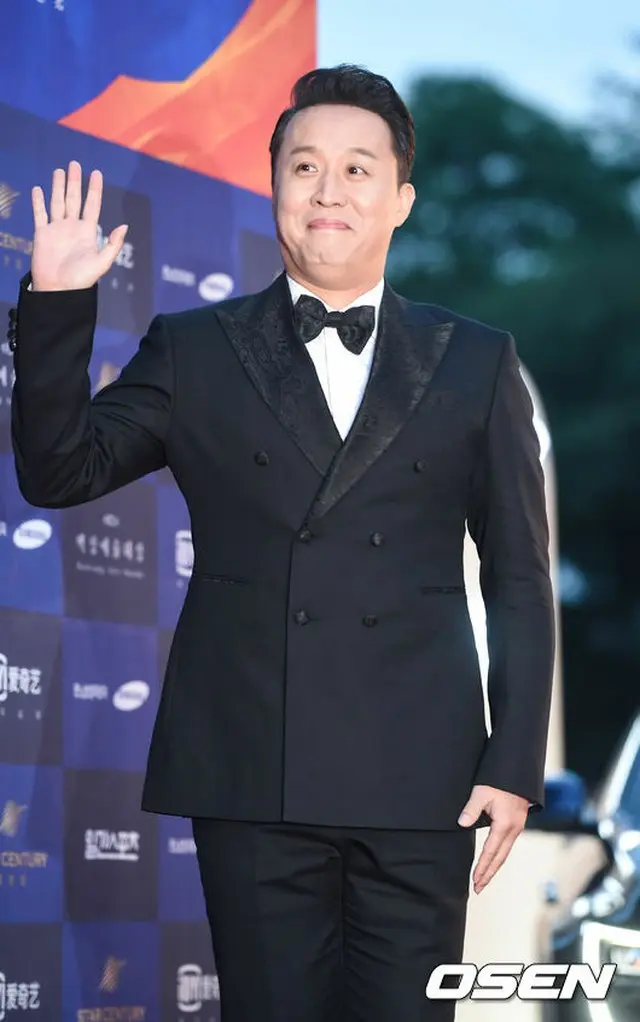 韓国タレントのチョン・ジュナ（46）が、造血幹細胞移植が必要な患者のために手術費を全額支援し、自ら病院を訪れて手術を控えた患者を応援していたことがわかった。（提供:OSEN）