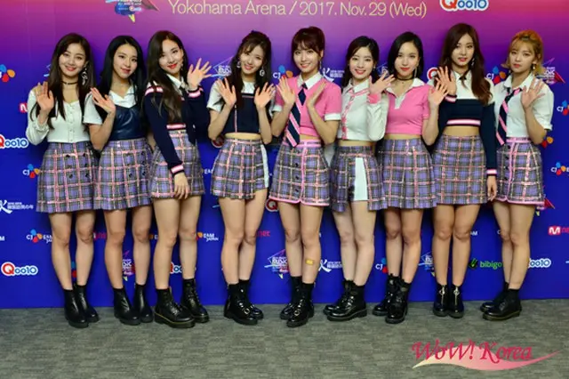 「TWICE」左からジヒョ、チェヨン、ナヨン、サナ、モモ、ダヒョン、ミナ、ツウィ、ジョンヨン