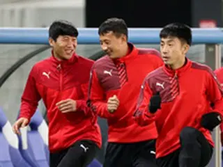＜EAFF E-1サッカー選手権＞北朝鮮代表、静寂の中で練習…欧州所属選手は笑顔みせる
