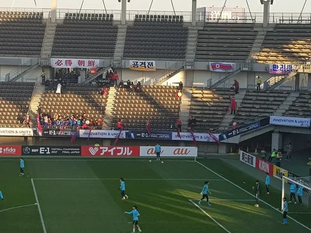 ＜女子サッカー＞“必勝朝鮮”・“攻撃戦”強力な横断幕を掲げた北朝鮮応援団（提供:news1）