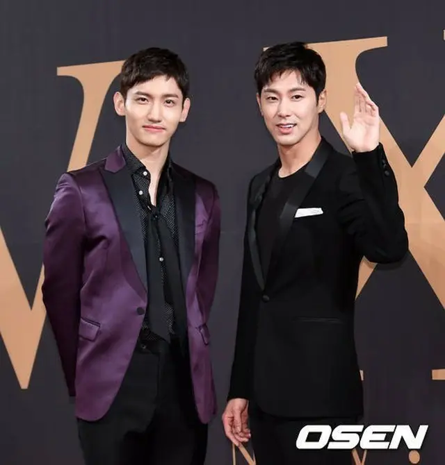 韓国ボーイズグループ「東方神起」が、大切な後輩の故ジョンヒョン（SHINee）の悲報にコンサート収録のスケジュールを変更した。（提供:OSEN）