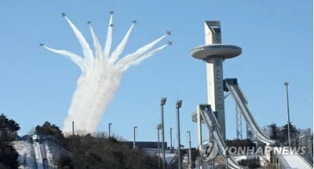 平昌五輪開幕まで残り５０日となった２１日、空軍の特殊飛行チーム「ブラックイーグルス」が五輪会場の上空で曲芸飛行を披露している＝（聯合ニュース）