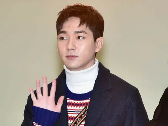 韓国アイドルグループ「NU’EST W」のアロン（Aron、24）がウイルス性の眼病により、最小限の活動のみ進行する。