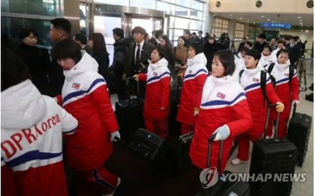 南北出入事務所（ＣＩＱ）に到着した北朝鮮のアイスホッケー女子選手団＝２５日、坡州（写真共同取材団＝聯合ニュース）