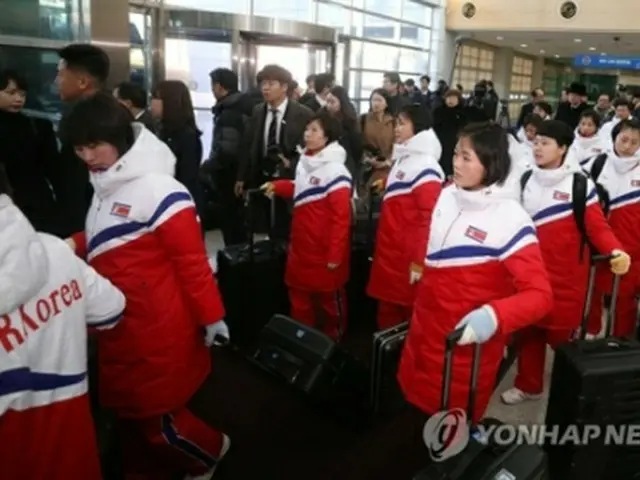 南北出入事務所（ＣＩＱ）に到着した北朝鮮のアイスホッケー女子選手団＝２５日、坡州（写真共同取材団＝聯合ニュース）