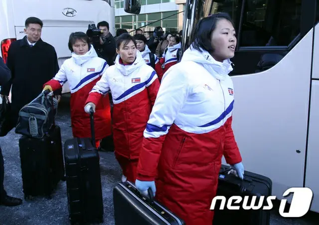 北朝鮮の女子アイスホッケー選手団、韓国入り＝選手村へ移動