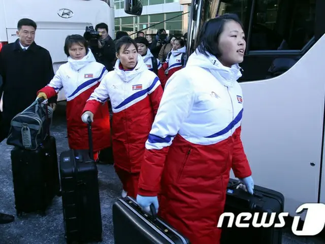 北朝鮮の女子アイスホッケー選手団、韓国入り＝選手村へ移動