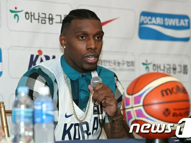 バスケ韓国代表ユニフォームを着たラトリフ、覚悟明かす 「韓国選手を引っ張るリーダーになりたい」