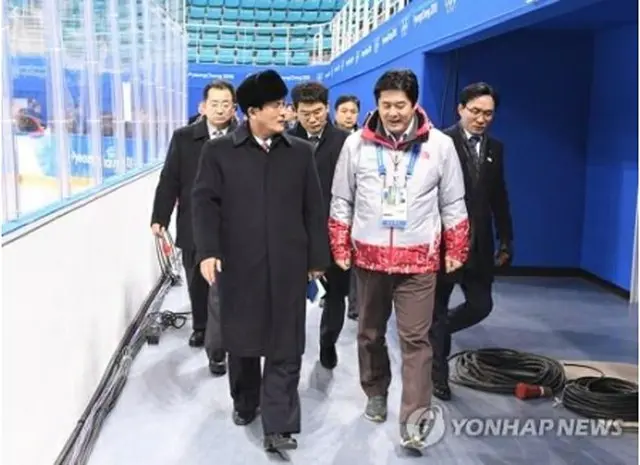 ２５日、平昌五輪のアイスホッケー会場の関東ホッケーセンターを視察する北朝鮮の先発隊（政府合同支援団提供）＝（聯合ニュース）