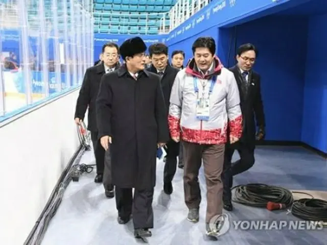 ２５日、平昌五輪のアイスホッケー会場の関東ホッケーセンターを視察する北朝鮮の先発隊（政府合同支援団提供）＝（聯合ニュース）