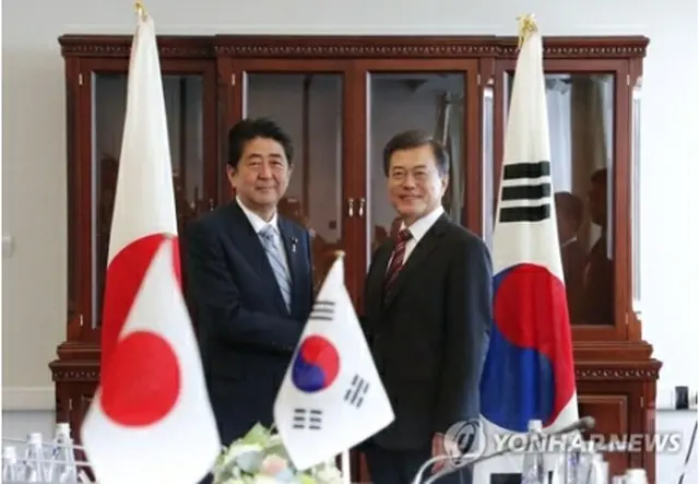 昨年９月にロシア・ウラジオストクで会談した文大統領（右）と安倍首相（資料写真）＝（聯合ニュース）