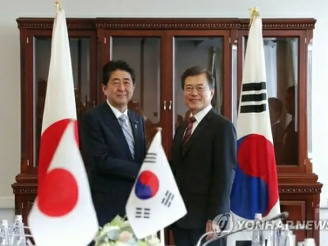 昨年９月にロシア・ウラジオストクで会談した文大統領（右）と安倍首相（資料写真）＝（聯合ニュース）