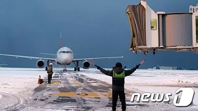 韓国空港公社済州地域本部は6日午後0時15分から、済州（チェジュ）国際空港の滑走路を強風と大雪のため一時閉鎖したと発表した。