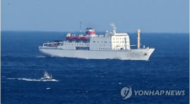 韓国東海岸の港に向け航行する万景峰９２号＝６日、東海（聯合ニュース）