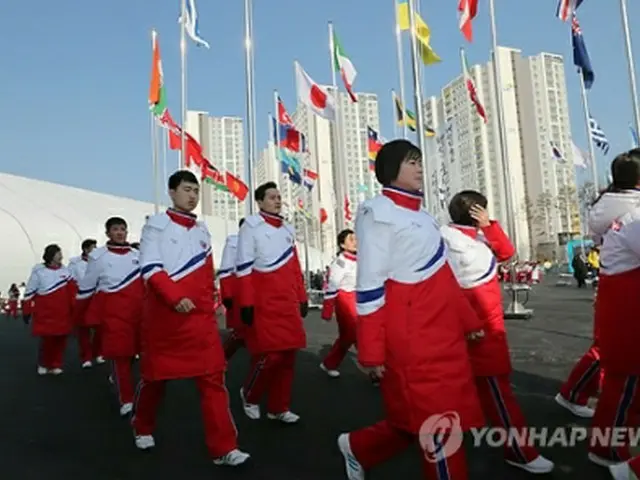 入村式の会場に向かう北朝鮮選手団＝８日、江陵（聯合ニュース）