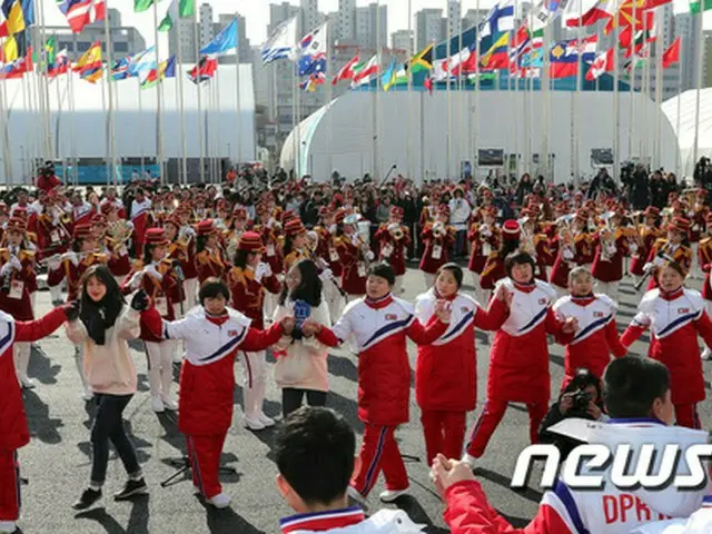 ＜平昌五輪＞北朝鮮選手団、江陵選手村で入村式＝応援団も公演（提供:news1）