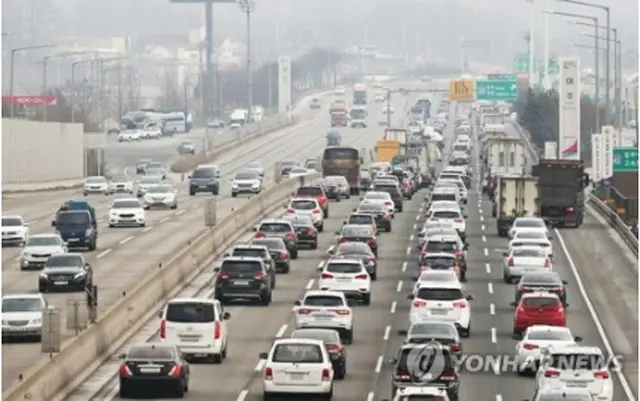 帰省客などで下り線が渋滞している高速道路＝１４日、驪州（聯合ニュース）