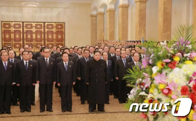 金正恩氏、父・正日氏の生誕記念日を迎え錦繍山太陽宮殿を参拝