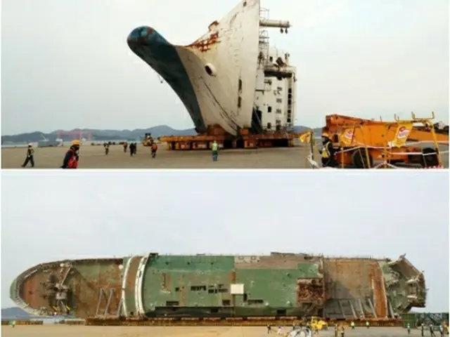 埠頭に垂直に置かれていたセウォル号の船体（写真上）が水平（下）に移動した＝２１日、木浦（聯合ニュース）