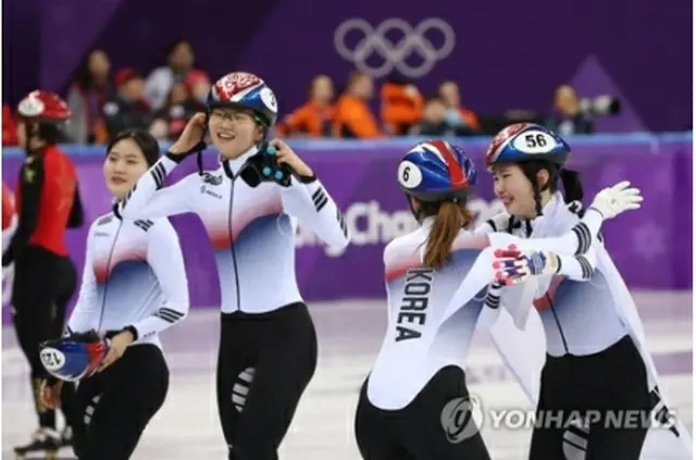 ショートトラック女子３０００メートルリレーで金メダルを獲得した韓国チームのメンバー＝２０日、江陵（聯合ニュース）