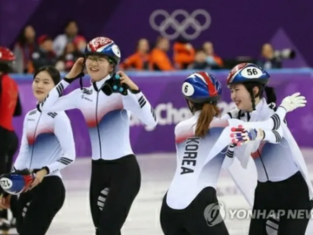 ショートトラック女子３０００メートルリレーで金メダルを獲得した韓国チームのメンバー＝２０日、江陵（聯合ニュース）