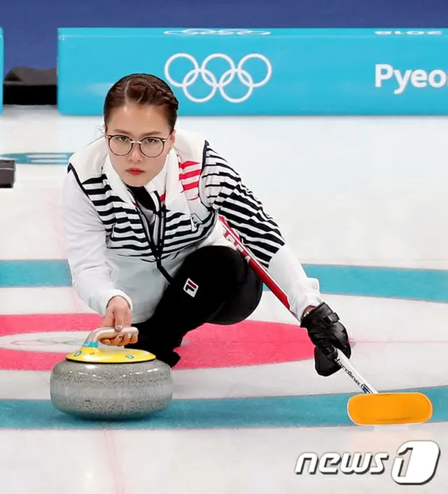 韓国において平昌五輪で最も話題を集めている女子カーリングの“眼鏡先輩”キム・ウンジョン（27、スキップ）が金メダルに向けての希望を伝えた。