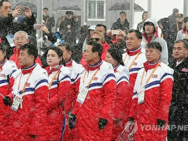 入村式に出席した北朝鮮選手団＝８日、平昌（聯合ニュース）