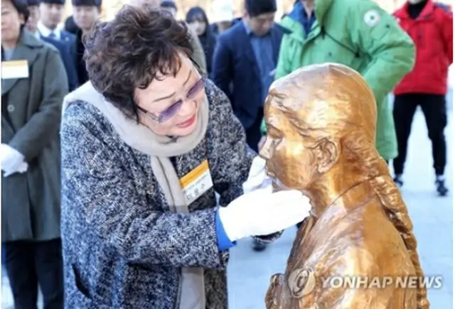 昨年１２月に大邱市で行われた「平和の少女像」除幕式に出席した李さん（資料写真）＝（聯合ニュース）