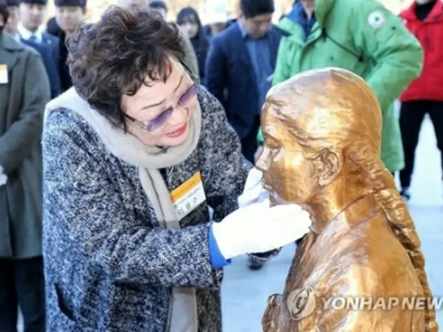 昨年１２月に大邱市で行われた「平和の少女像」除幕式に出席した李さん（資料写真）＝（聯合ニュース）